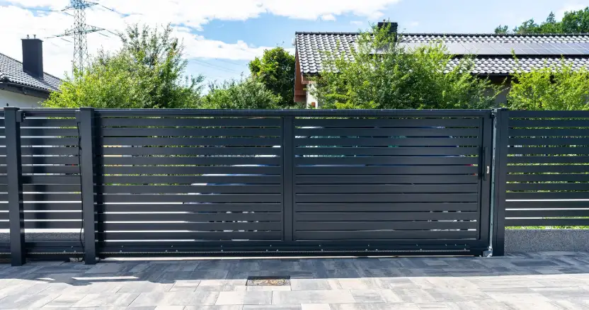 aluminium ograzdenie u dorogi